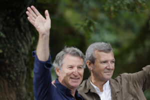 El líder del PP, Alberto Núñez Feijóo, junto al presidente de la Xunta, Alfonso Rueda (d), durante el acto de inauguración de la temporada política este domingo en la localidad pontevedresa de Cerdedo-Cotobade. EFE/ Lavandeira Jr