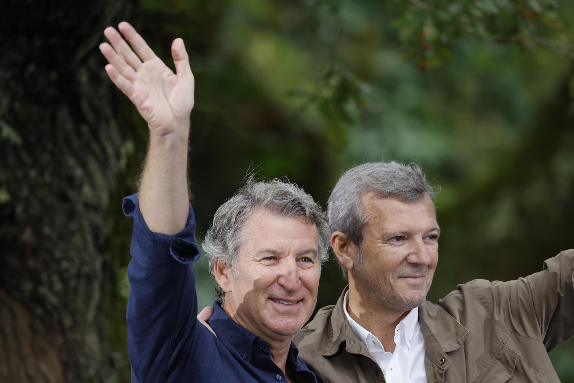 El líder del PP, Alberto Núñez Feijóo, junto al presidente de la Xunta, Alfonso Rueda (d), durante el acto de inauguración de la temporada política este domingo en la localidad pontevedresa de Cerdedo-Cotobade. EFE/ Lavandeira Jr