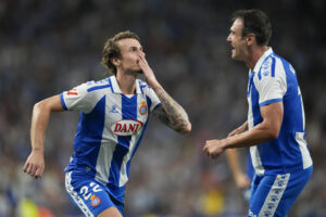 El centrocampista británico del Espanyol Tyrhys Dolan (d) lucha con Aimar Oroz, de Osasuna, durante el partido de la tercera jornada de LaLiga que RCD Espanyol y Atlético Osasuna juegan en el RCDE Stadium. EFE/Enric Fontcuberta