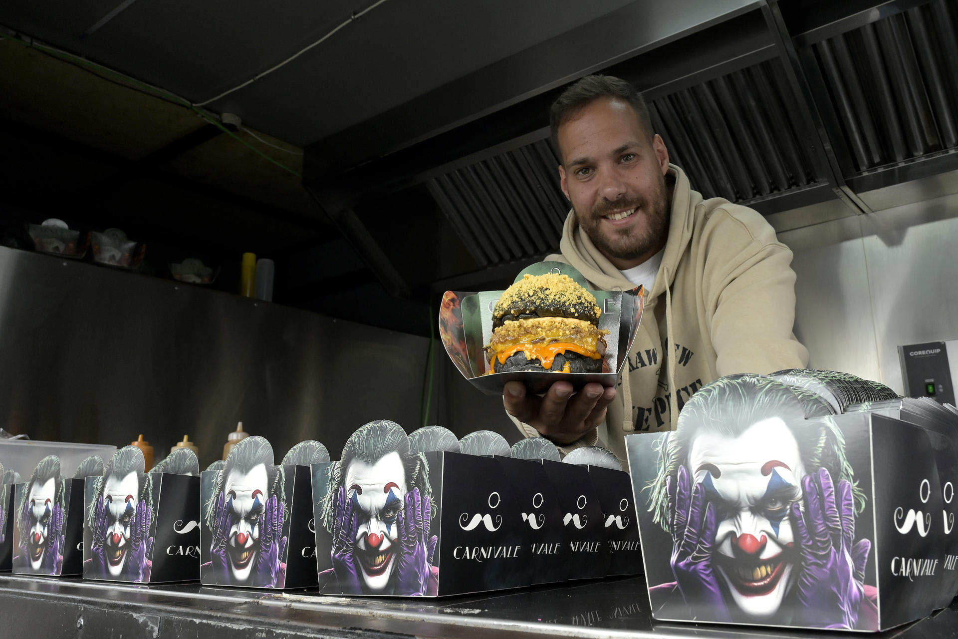 A CORUÑA, 23/08/2025.- Aitor Becerra muestra la Food Truck 'CARNIVALE'. Inspiración americana con producto gallego son las ideas que triunfan en el campeonato de hamburguesas The Champions Burger, que supera su ecuador hacia la final de diciembre. Tras visitar más de una veintena de ciudades, The Champions Burguer está en A Coruña, de forma simultánea a Torrevieja (Alicante), Gandía (Valencia) y Mijas (Málaga) -estas dos últimas con diferentes formatos- y se prepara para abrir en Vigo la próxima semana, además de otra veintena de citas pendientes a partir de septiembre, hasta un total de cincuenta ciudades. Entre los más de veinte restaurantes que participan, tienen una gran acogida las ofertas de Carnivale (A Coruña), Custom Burger y Malasogra (ambos de Santiago y su área). EFE/Moncho Fuentes
