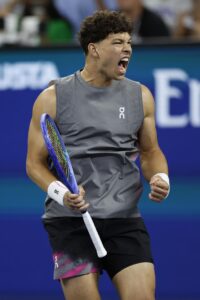 El estadounidense Ben Shelton eliminó este miércoles al español Pablo Carreño en la segunda ronda del Abierto de Estados Unidos. EFE/EPA/JOHN G. MABANGLO
