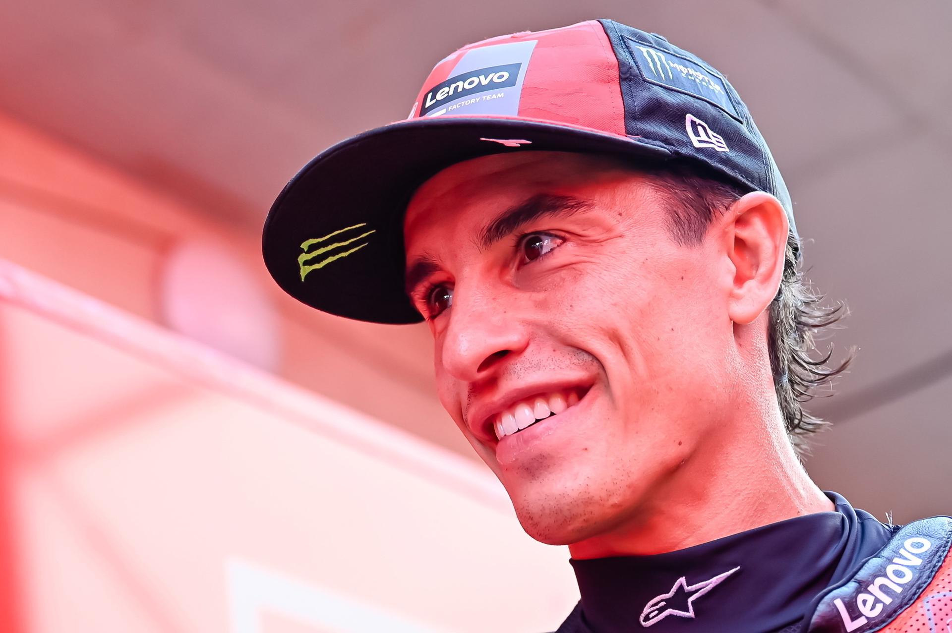 El piloto español Marc Márquez, de Ducati Lenovo, observa durante la primera sesión de entrenamientos libres del Gran Premio de Motociclismo de Hungría en el circuito Balaton Park de Balatonfokajar, Hungría, el 22 de agosto de 2025. (Motociclismo, Hungría, España) EFE/EPA/Tamas Vasvari