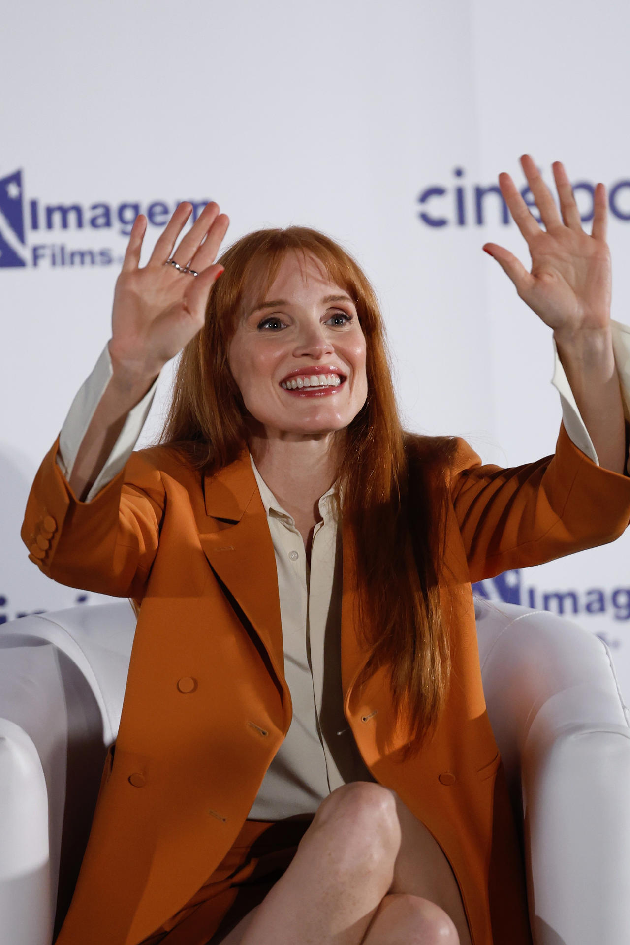 La actriz estadounidense, Jessica Chastain saluda durante una rueda de prensa este martes, en Ciudad de México (México).