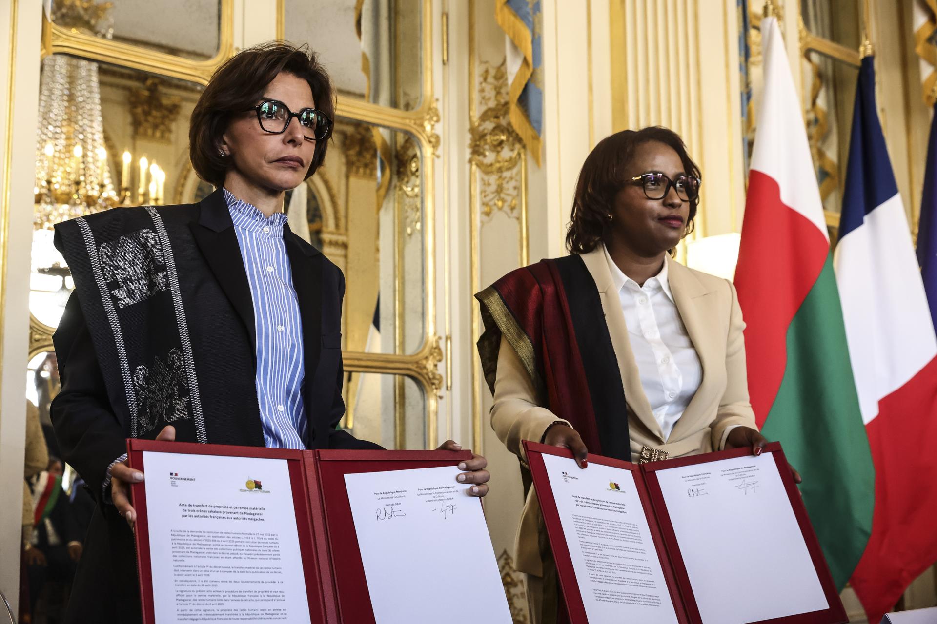 La ministra de Cultura de Francia, Rachida Dati (I), y la ministra de Comunicación y Cultura de Madagascar, Volamiranty-Donna Mara (D), firman el acuerdo de restitución tras la ceremonia de devolución de tres cráneos originarios de Madagascar, pertenecientes a colecciones públicas francesas, en el Ministerio de Cultura en París, Francia, 26 de agosto de 2025. (Francia) EFE/EPA/TERESA SUAREZ