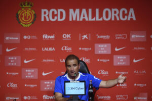 Rueda de prensa del entrenador del RCD Mallorca Jagoba Arrasate, este viernes en Son Moix. El entrenador del RCD Mallorca Jagoba Arrasate aseguró que su equipo tiene que "acercarse a la excelencia" para hacerle daño al FC Barcelona en vísperas del debut liguero de este sábado. EFE/ Miquel A. Borràs