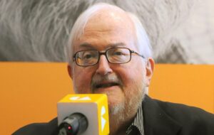 Fotografía de archivo, tomada en noviembre de  2012, del editor argentino y creador de Ediciones de La Flor, Daniel Divinsky, durante un foro académico, en Ciudad de México (México). EFE/STR