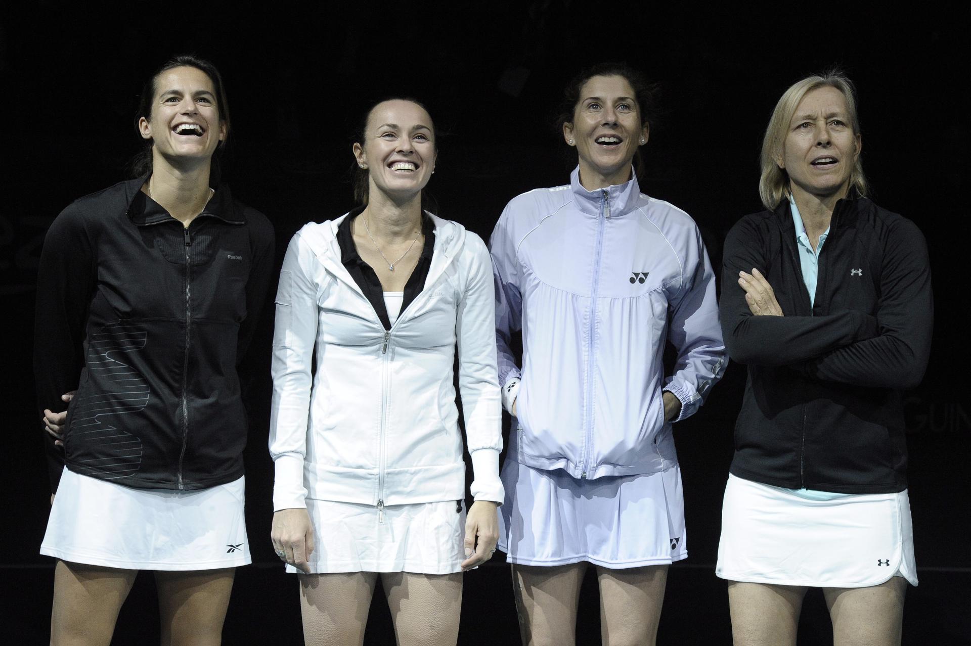 La tenista francesa Amelie Mauresmo (i), la suiza Martina Hingis (2i), la estadounidense Monica Seles (2d) y la estadounidense Martina Navratilova (d) posan para una foto momentos antes de disputar un partido de exhibición de dobles del Abierto de Suez en París, Francia el 12 de febrero de 2012. Foto de archivo de: Stephane Reix/EFE