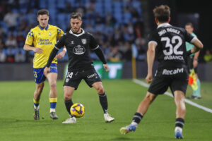 El delantero del Celta Iker Losada (c) pelea por un balón ante el defensa de Las Palmas Mika Mármol (i) el estadio de Balaidos en Vigo (Galicia) en foto de archivo de Salvador Sas. EFE