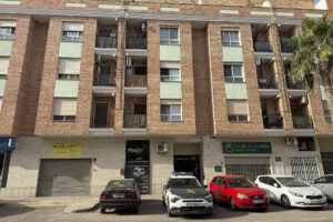 La Guardia Civil investiga la muerte de un subinspector de la Policía Nacional de 60 años retirado cuyo cuerpo sin vida ha sido encontrado en su domicilio, en el municipio valenciano de Riba-roja. En la imagen un coche de la Guardia Civil estacionado en la puerta del inmueble. EFE/Raquel Segura