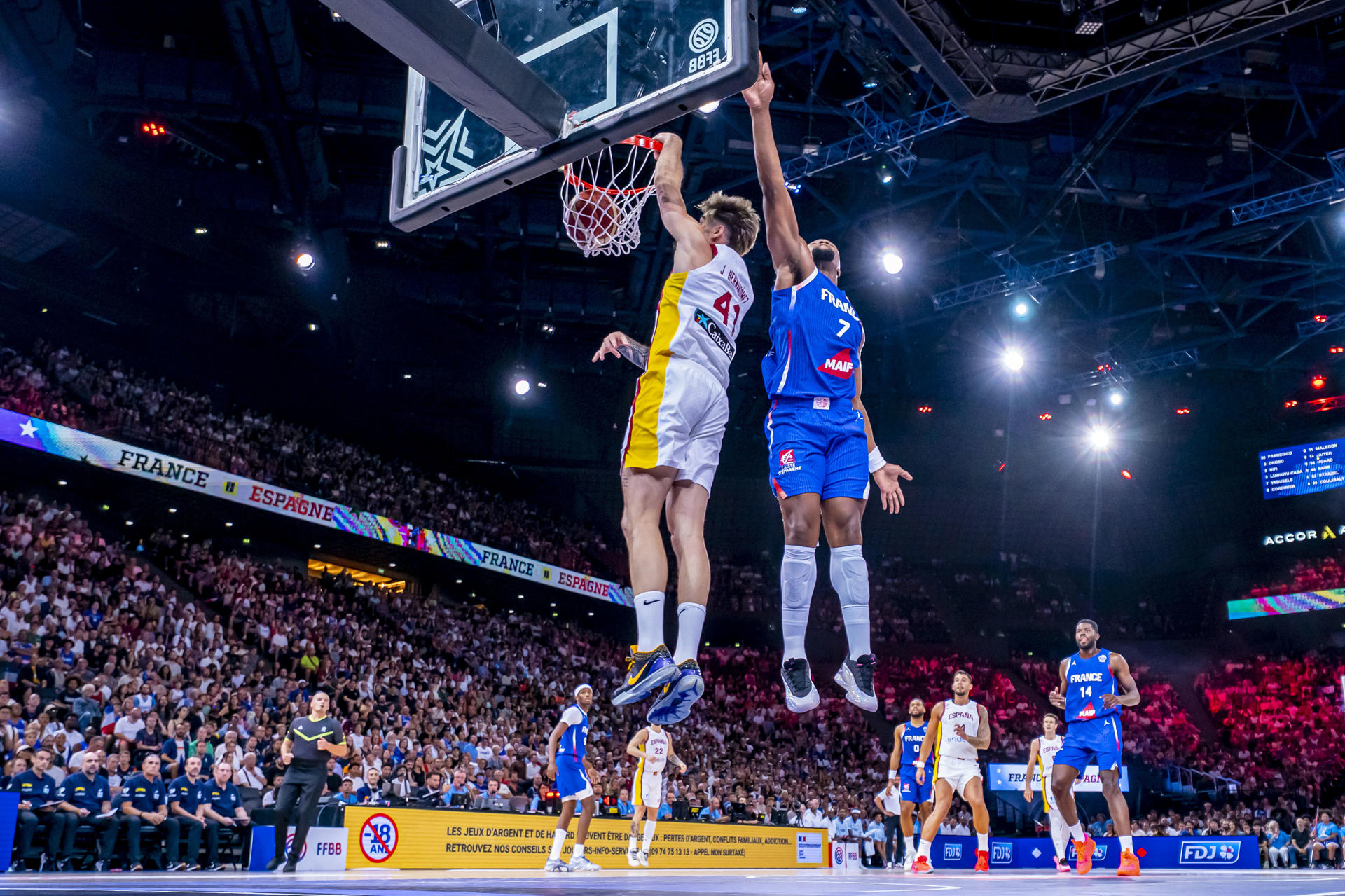 El ala-pívot español Juancho Hernangómez (i) hace un mate ante el ala-pívot francés Guerschon Yabusele (d) durante el encuentro amistoso entre Francia y España celebrado este sábado en París. EFE/ Alberto Nevado
