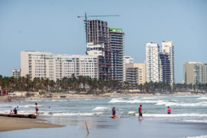 Turistas disfrutan de una playa en Acapulco (México). Imagen de archivo. EFE/ David Guzmán