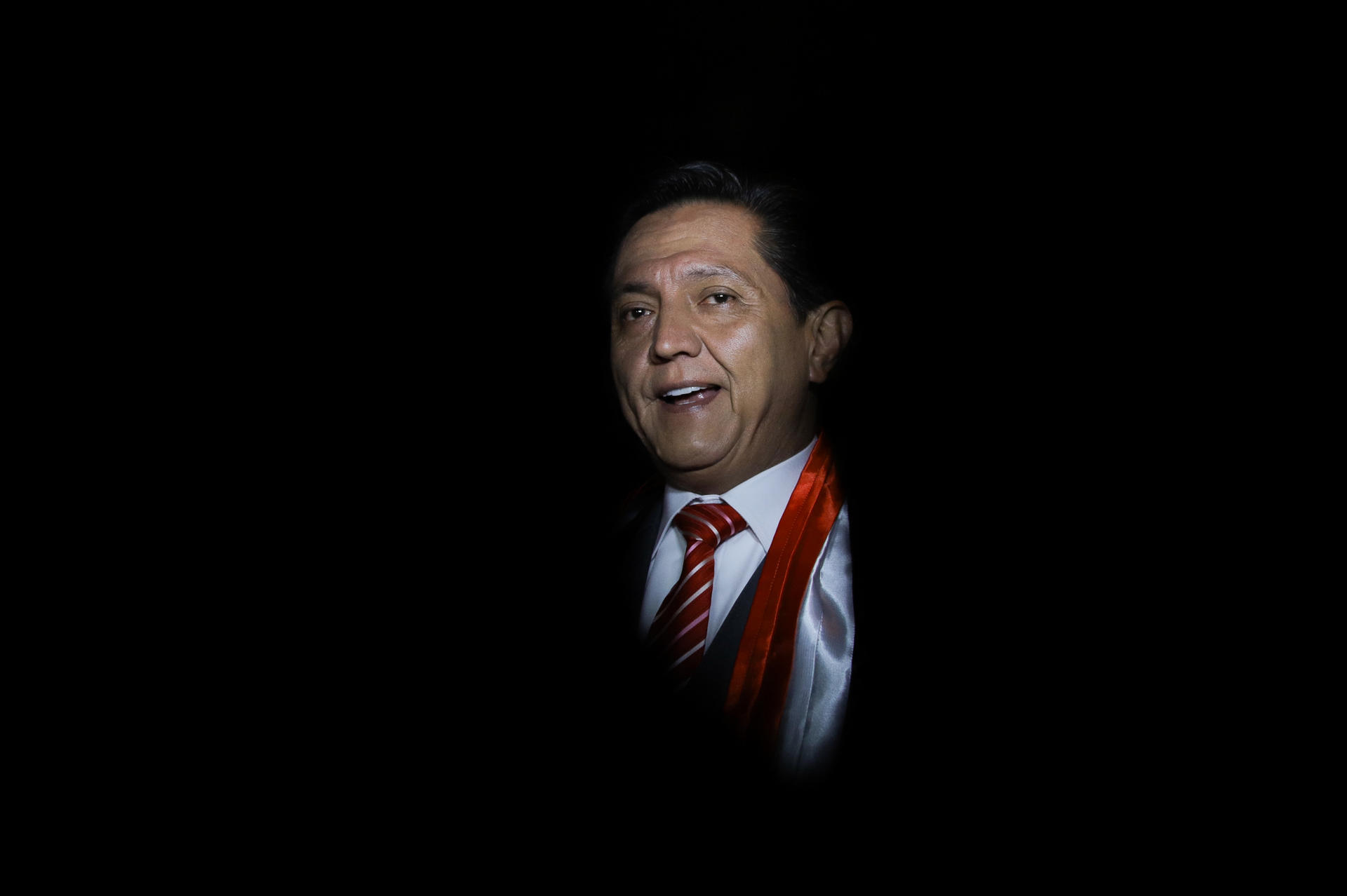El candidato a la Presidencia de Bolivia del partido Libertad y Progreso-ADN, Pavel Aracena, llega para participar en el último debate este martes, en el marco de las elecciones generales, en El Alto (Bolivia). EFE/ Gabriel Márquez
