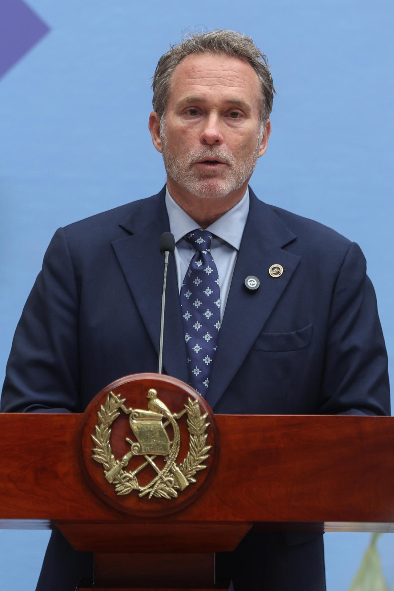 El director del Instituto Guatemalteco de Turismo (INGUAT), Harris Whitbeck, habla en una rueda de prensa este lunes, en el Palacio Nacional de la Cultura en Ciudad de Guatemala (Guatemala). EFE/ Mariano Macz
