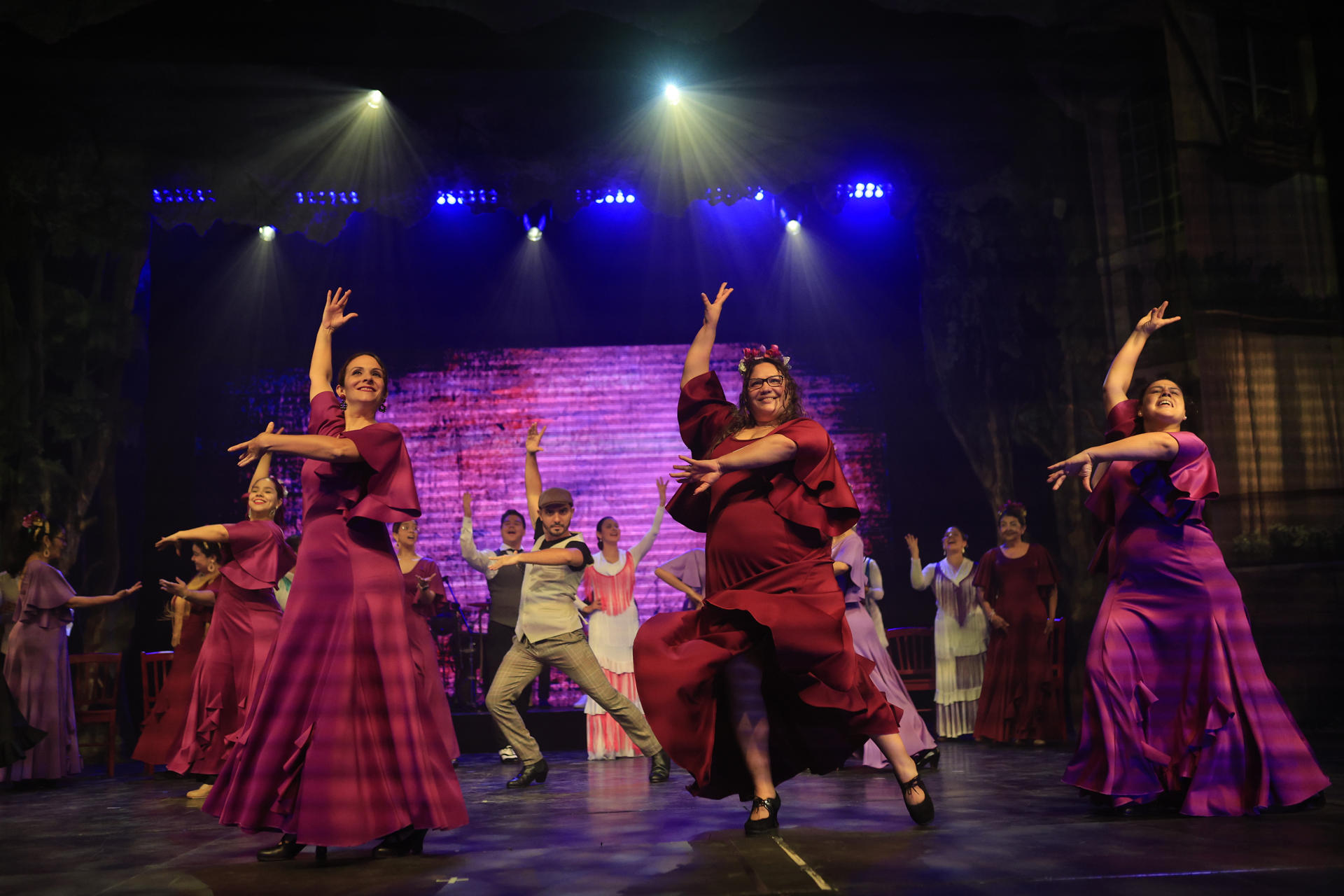Bailarinas de flamenco participan durante un ensayo este viernes, en Ciudad de Panamá (Panamá). EFE/ Bienvenido Velasco