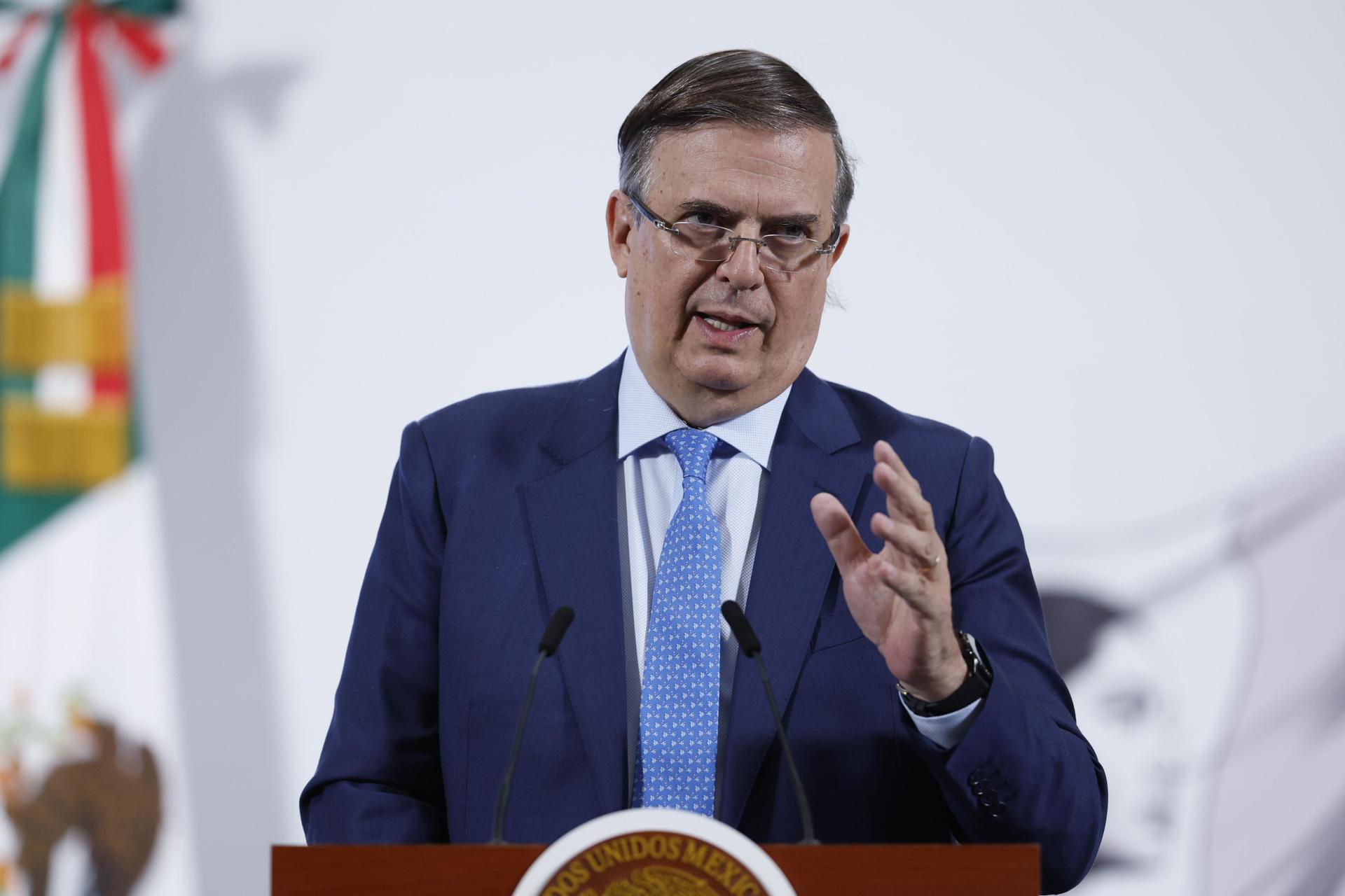 El secretario de Economía de México Marcelo Ebrard, habla durante una rueda de prensa este jueves, en el Palacio Nacional de la Ciudad de México (México). EFE/ Sáshenka Gutiérrez