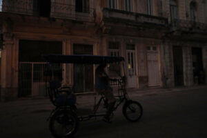 Fotografía de archivo de un 'bicitaxi' al transitar por una calle en penumbra, durante uno de los diarios apagones eléctricos, en La Habana (Cuba). EFE/Yander Zamora