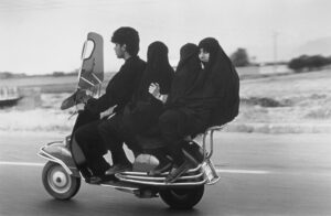 Foto archivo. Un hombre transporta en su motocicleta a tres mujeres musulmanas en esta imagen del fotógrafo Abbas, miembro de Magnum Photos, tomada en Shahr Rey, Irán. EFE/MAGNUM/ABBAS[LIBRE DE DERECHOS PARA LA PROMOCION DE LA EXPOSICION]