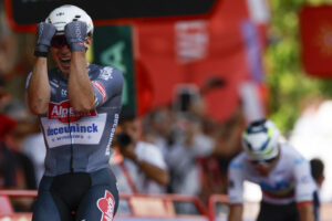 El belga Jasper Philipsen (Alpecin Deceuninck) celebra la victoria en la etapa inaugural disputada entre Turín-Reggia Di Venaria y Novara, de 186,7 km. EFE/Javier Lizón