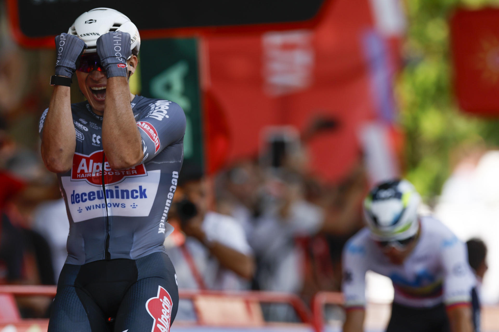 El belga Jasper Philipsen (Alpecin Deceuninck) celebra la victoria en la etapa inaugural disputada entre Turín-Reggia Di Venaria y Novara, de 186,7 km. EFE/Javier Lizón