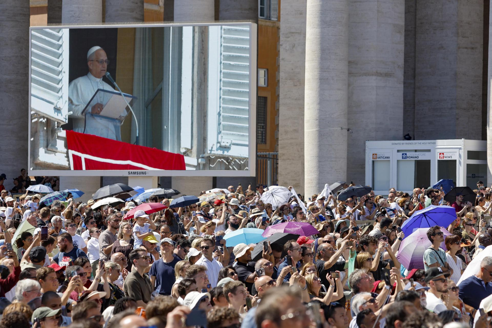 El papa León XIV en una pantalla mientras dirige la oración del Ángelus desde una ventana con vistas a la Plaza de San Pedro, en la Ciudad del Vaticano, el 31 de agosto de 2025. EFE/EPA/FABIO FRUSTACI