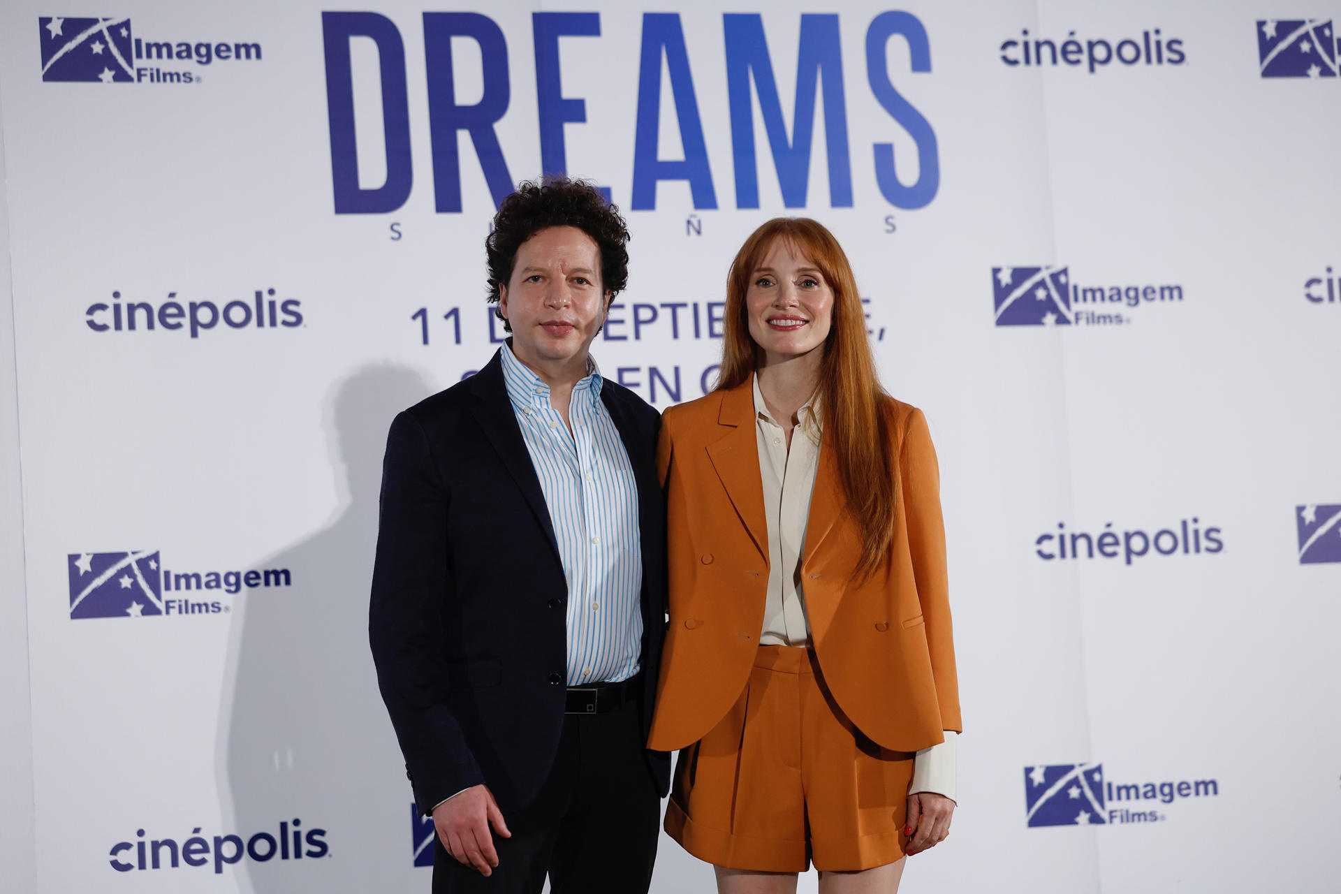 El director mexicano Michel Franco (i) y la actriz estadounidense, Jessica Chastain (d), posan durante una rueda de prensa este martes, en Ciudad de México (México). EFE/ Sáshenka Gutiérrez