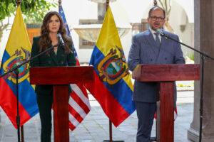 La secretaria de Seguridad Nacional de Estados Unidos, Kristi Noem (i), y el ministro del Interior de Ecuador, John Reimberg (d), fueron captados este jueves, 31 de julio, durante una rueda de prensa conjunta, en el Palacio de Carondelet, en Quito (Ecuador). EFE/José Jácome