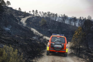 Un total de siete medios aéreos se han incorporado esta mañana a las tareas de extinción del incendio forestal declarado la tarde de este miércoles en una zona de difícil acceso de Teresa de Cofrentes (interior sur de Valencia), iniciado por un rayo. En la imagen un todoterreno de Bomberos circula por una pista en la zona incendiada a primera hora de este jueves. EFE/Manuel Bruque