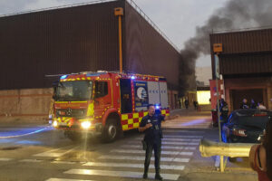 Un camión de Bomberos en labores de extinción de un incendio que ha obligado a  evacuar el centro comercial Parque Corredor, este jueves en Torrejón de Ardoz, Madrid. EFE/ Óscar González
