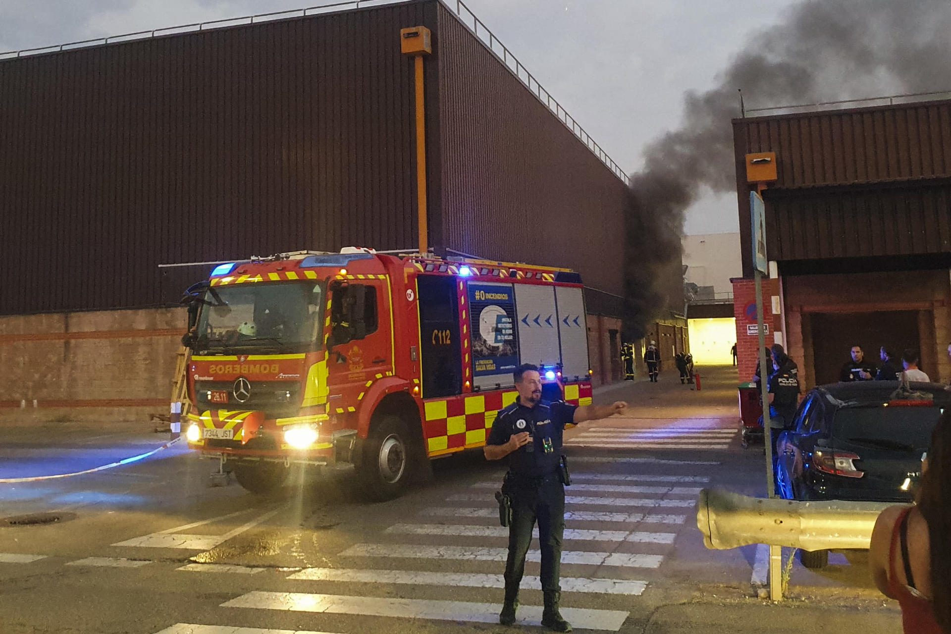 Un camión de Bomberos en labores de extinción de un incendio que ha obligado a  evacuar el centro comercial Parque Corredor, este jueves en Torrejón de Ardoz, Madrid. EFE/ Óscar González