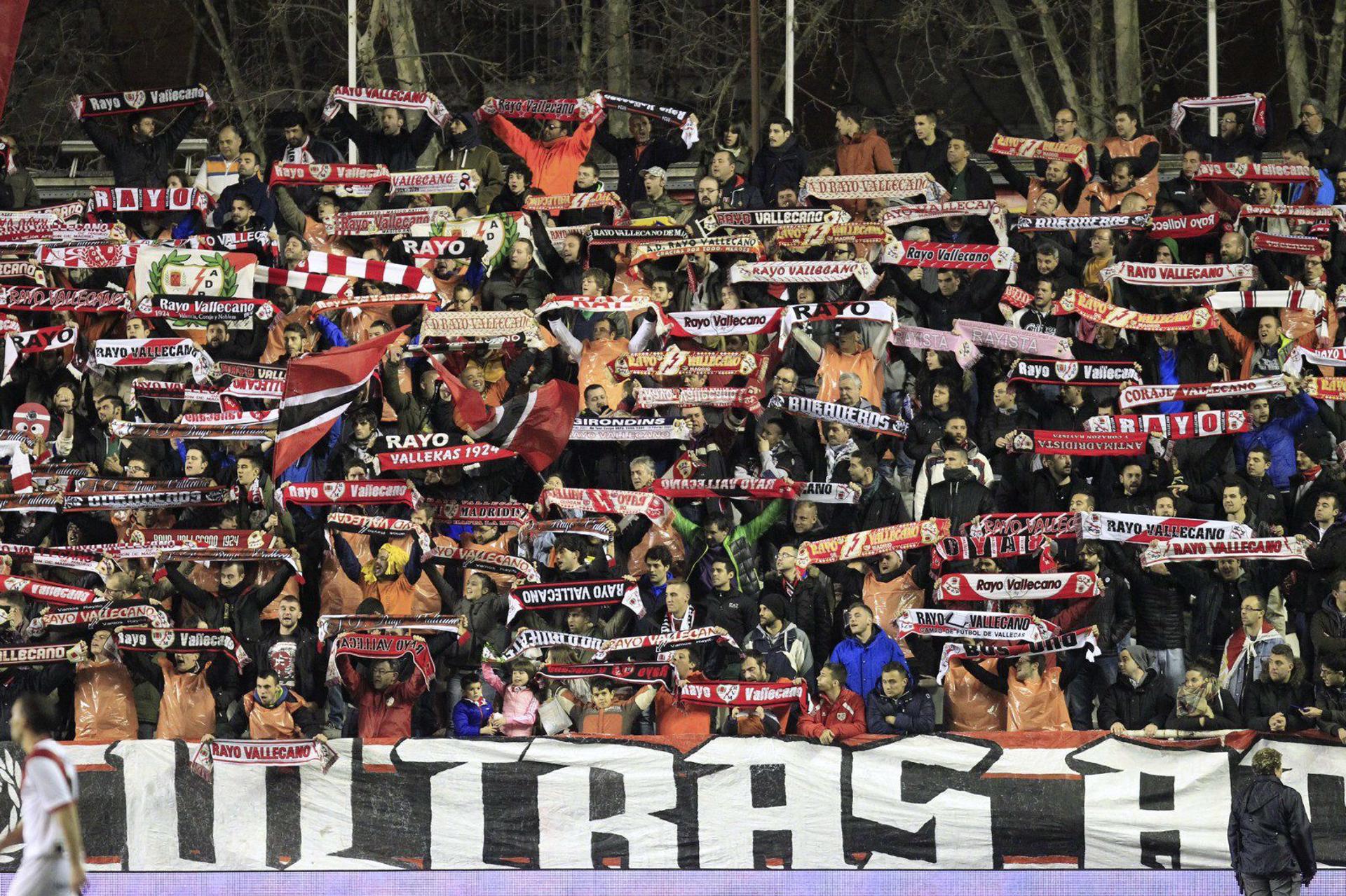 El grupo de radicales del Rayo Vallecano, conocidos como los "Bukaneros" en foto de archivo de /Víctor Lerena