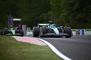 El piloto británico de McLaren, Lando Norris, cruza la meta del Gran Premio de Hungría de Fórmula 1 tras vencer en la carrera disputada este domnigo. EFE/EPA/ANNA SZILAGYI / POOL