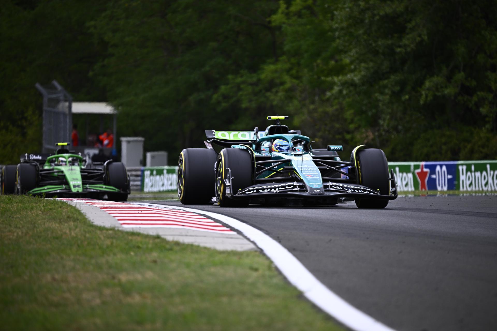El piloto español de Aston Martin, Fernando Alonso, compite durante el Gran Premio de Hungría de Fórmula Uno en el circuito Hungaroring de Mogyorod, Hungría, el 3 de agosto de 2025. (Fórmula Uno, Hungría, España). EFE/EPA/Boglarka Bodnar HUNGARY OUT