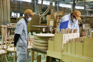 Fotografía de archivo de un par de operarios de la fábrica de muebles Maruni, en Hiroshima (oeste de Japón). EFE/Edurne Morillo