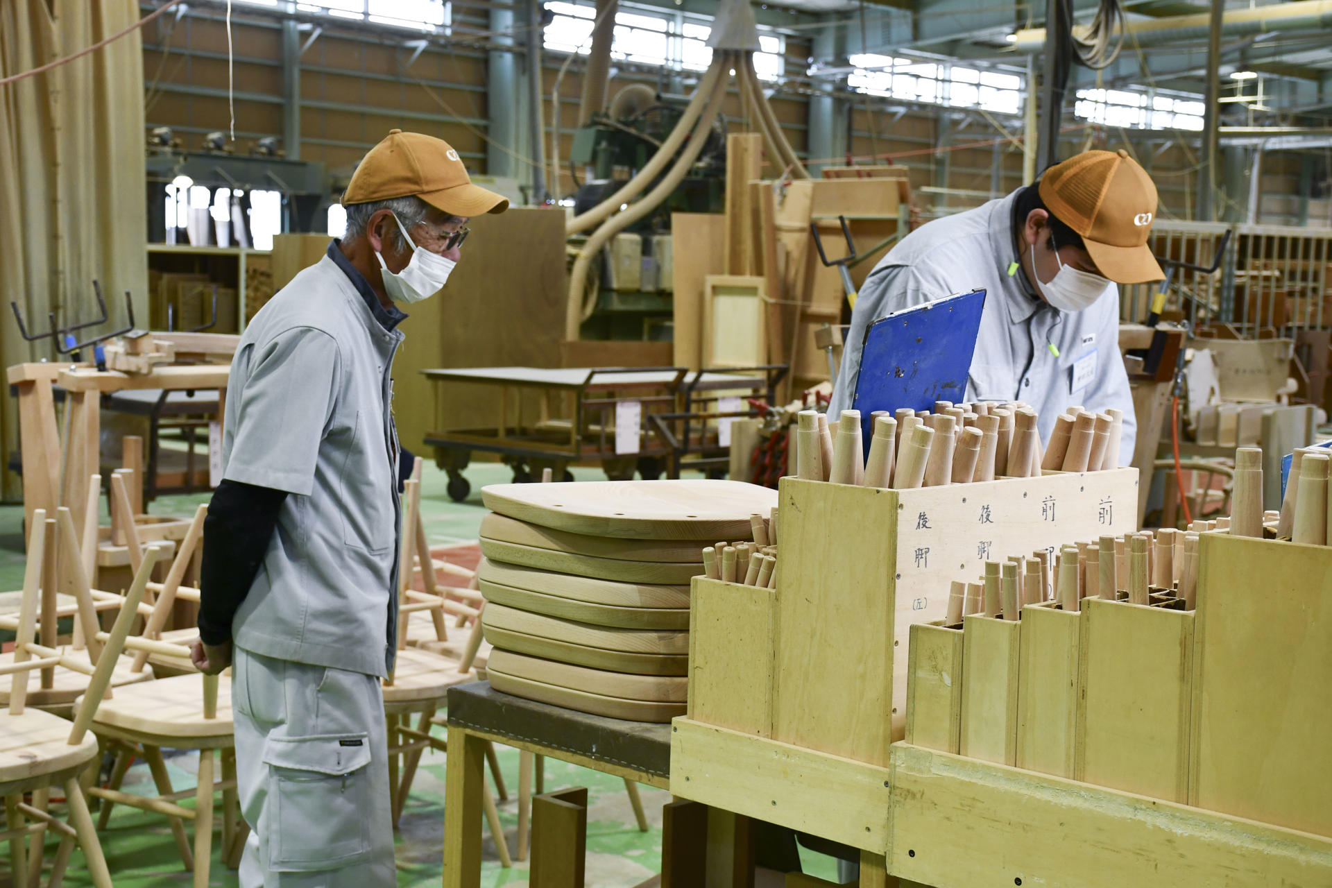 Fotografía de archivo de un par de operarios de la fábrica de muebles Maruni, en Hiroshima (oeste de Japón). EFE/Edurne Morillo