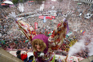 La Marijaia (Señora de las Fiestas) protagoniza hoy sábado el primer día de la Semana Grande de Bilbao tras el pregón y el txupinazo. EFE/Miguel Tona