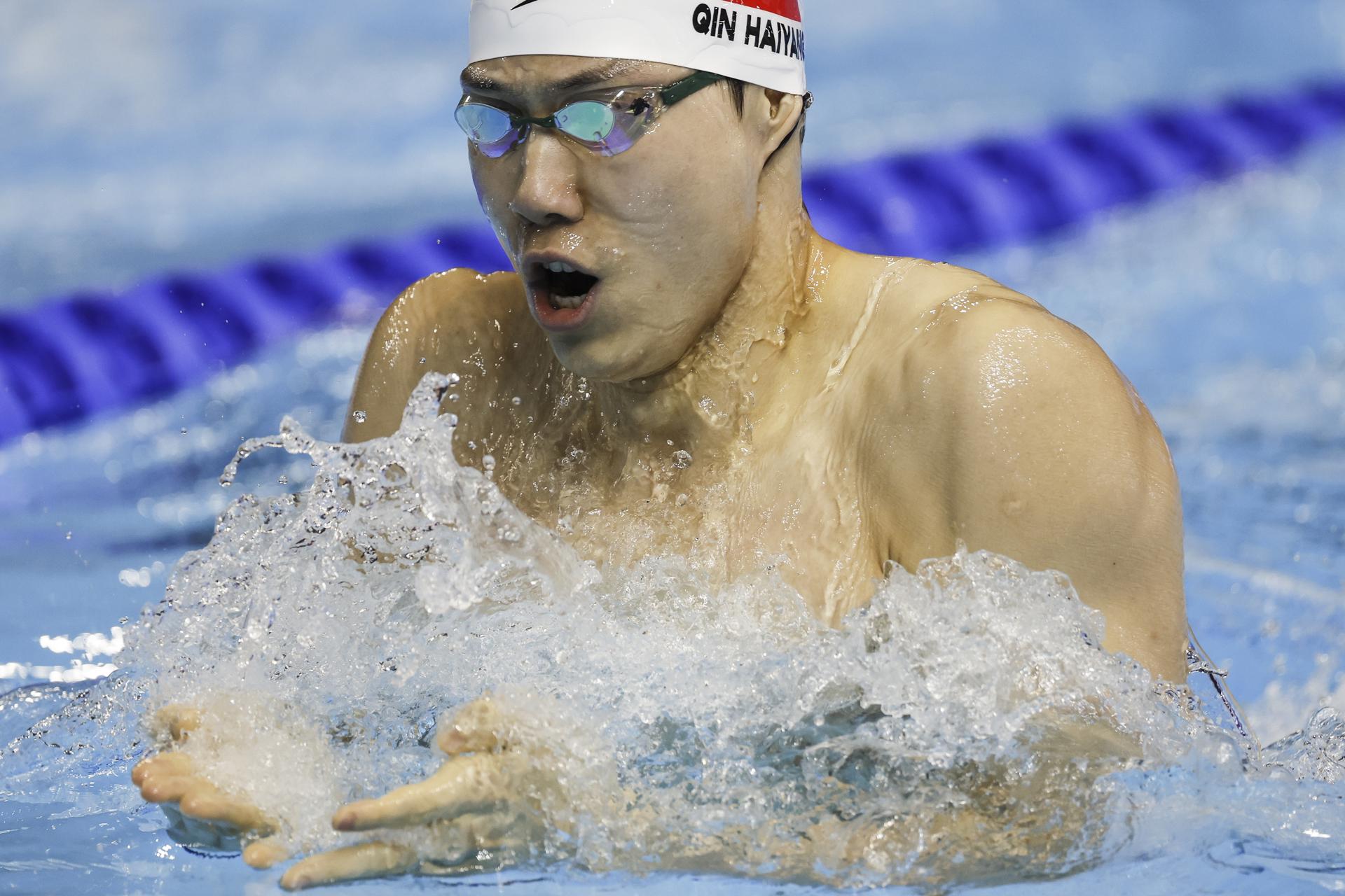 El chino Qin Haiyang compite este viernes en la final de 200 metros braza en los Mundiales de Natación de Singapur. EFE/RUNGROJ YONGRIT