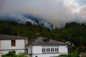 Un helicóptero en labores de extinción del incendio que afecta a los alrededores de San Antolín de Ibias, este miércoles. EFE/Paco Paredes