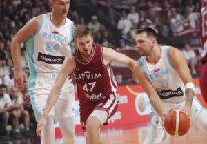 Arturs Kurucs, de Letonia, y Luka Doncic, de Eslovenia (derecha), en acción durante el partido amistoso de baloncesto entre Letonia y Eslovenia celebrado en Riga, Letonia, el 16 de agosto de 2025. (Baloncesto, Letonia, Eslovenia) EFE/EPA/TOMS KALNINS