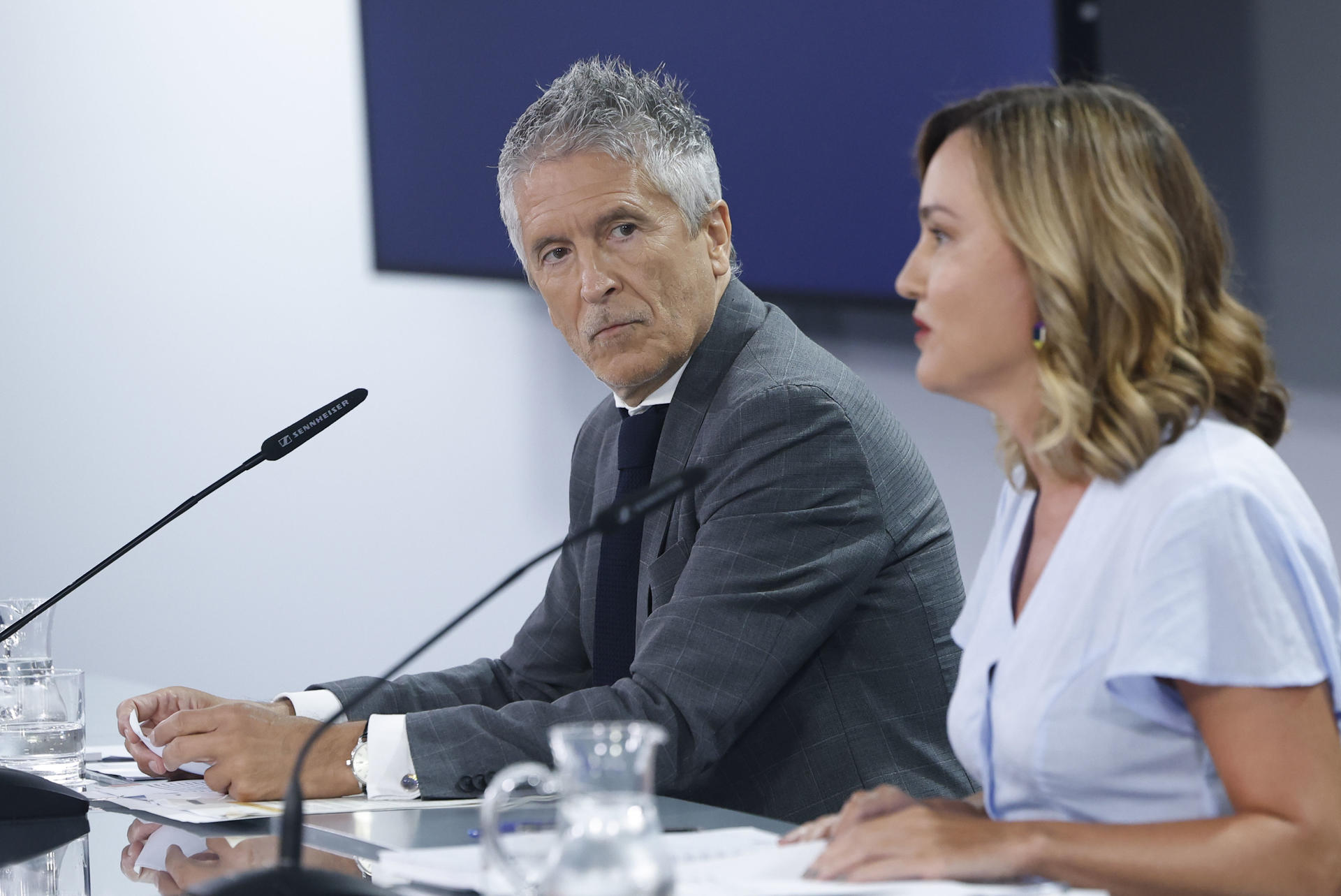 La portavoz y ministra de Educación, Formación Profesional y Deportes, Pilar Alegría, y el ministro de Interior, Fernando Grande-Marlaska, durante la rueda de prensa posterior a la reunión del Consejo de Ministros, este martes en Moncloa. EFE/Chema Moya