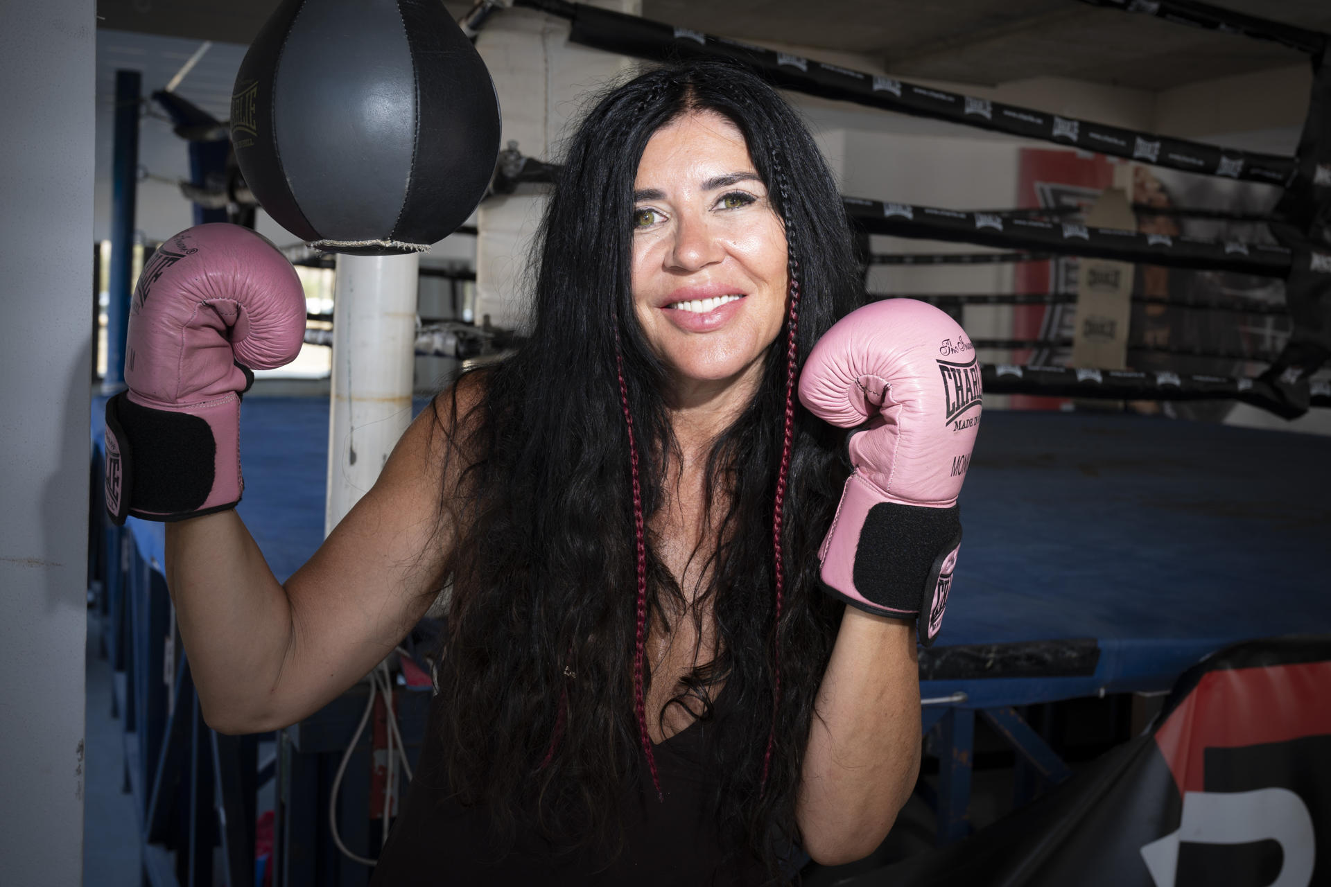Lola Martínez, primera preparadora nacional de boxeo y fundadora del club Lola Boxing en Almería, durante la entrevista con la Agencia EFE. EFE/ Carlos Barba