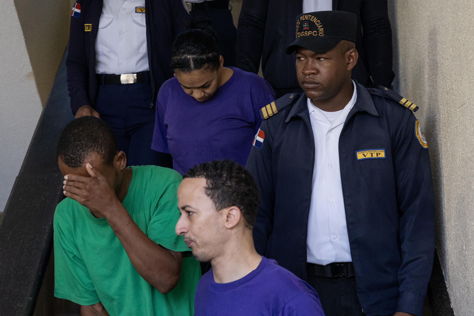 Los acusados de homicidio Yokeiry Coronado de la Cruz (c) y su pareja Jeider Montero Medina son custodiados este miércoles, en el Palacio de Justicia en Santo Domingo (República Dominicana).EFE/ Orlando Barría
