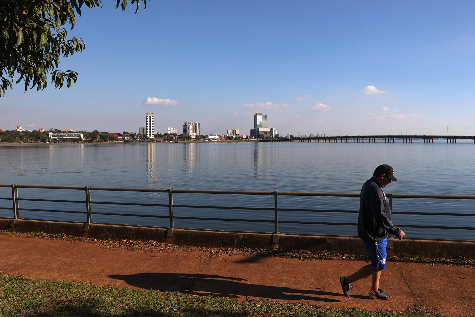 Una persona camina a orillas del Río Paraná, el 27 de agosto de 2025 en la ciudad de Encarnación (Paraguay). EFE/Juan Pablo Pino