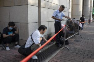 La gente espera en fila afuera de los Tribunales de Magistrados de West Kowloon antes de la reanudación de los argumentos finales del juicio por seguridad nacional de Jimmy Lai en Hong Kong, China, el 27 de agosto de 2025. EFE/EPA/Leung Man Hei