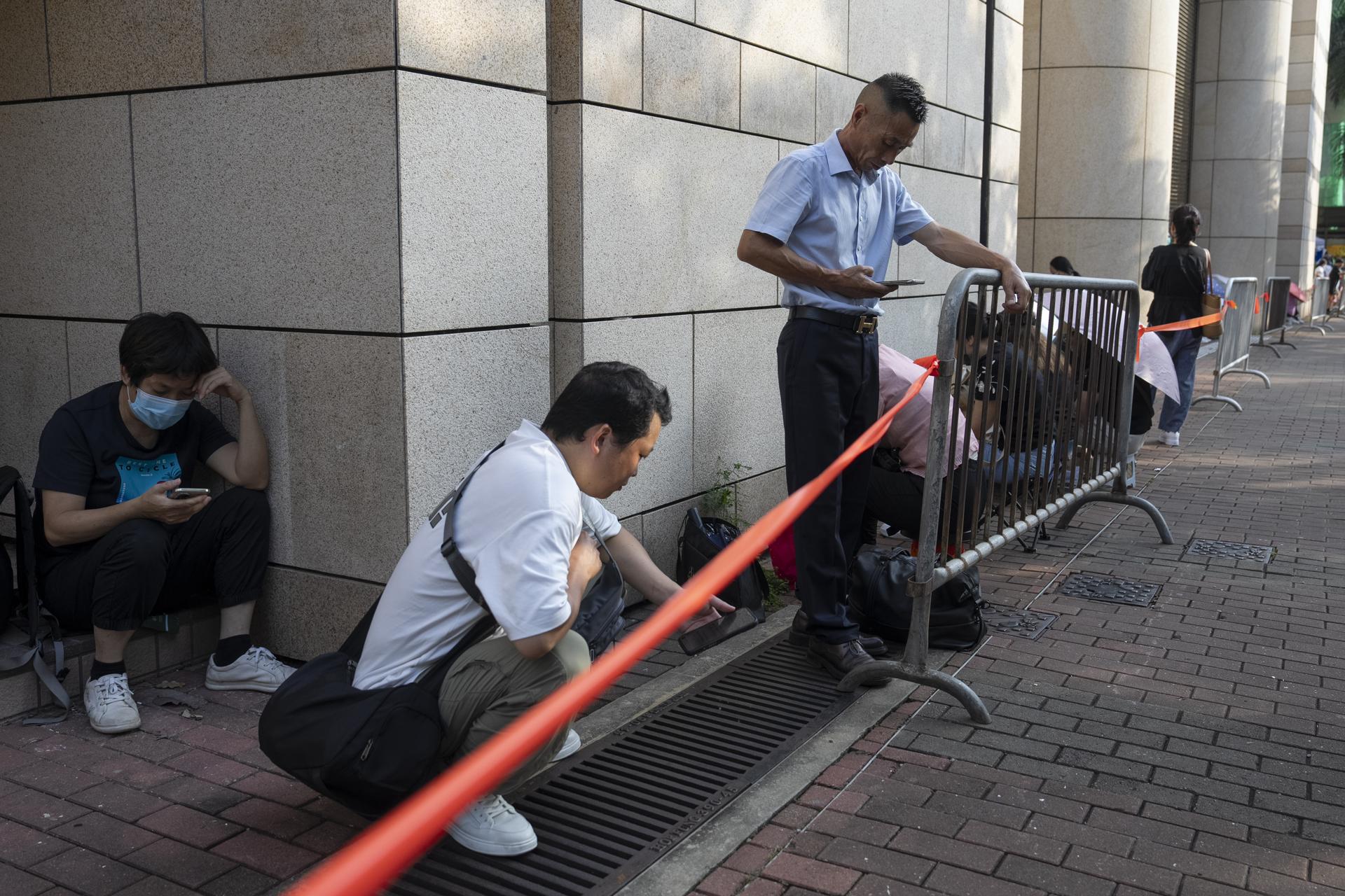 La gente espera en fila afuera de los Tribunales de Magistrados de West Kowloon antes de la reanudación de los argumentos finales del juicio por seguridad nacional de Jimmy Lai en Hong Kong, China, el 27 de agosto de 2025. EFE/EPA/Leung Man Hei