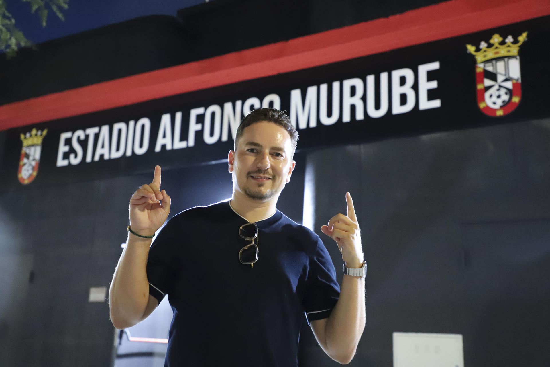 Jorge Lorenzo, tricampeón del mundo de MotoGP y actual comentarista televisivo, posa durante una entrevista con EFE en Ceuta. EFE/ Rafael Peña