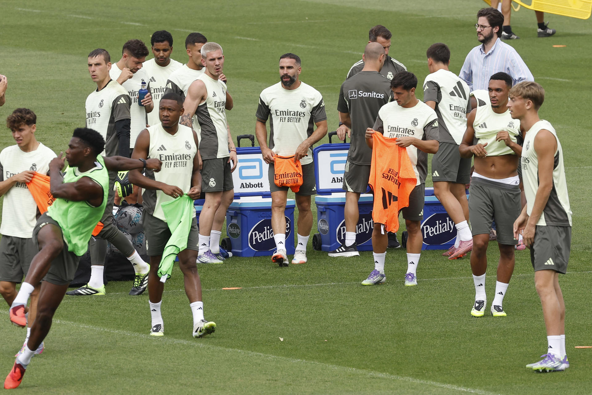 Los jugadores del Real Madrid, durante el entrenamiento del equipo este lunes en Valdebebas para preparar el estreno liguero del equipo blanco ante Osasuna, el martes. EFE/Chema Moya