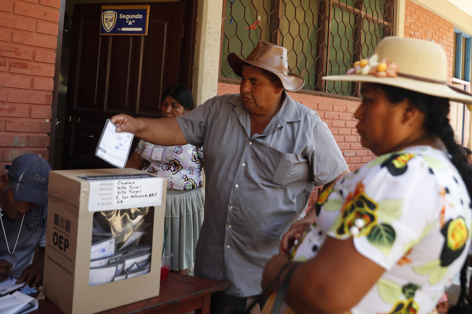 Un hombre vota en las elecciones generales de Bolivia este domingo, en la Escuela San Antonio, municipio de Villa Tunari (Bolivia). EFE/Rodrigo Sura