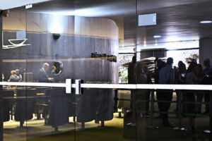 Fotografía que muestra la entrada al recinto de la Cámara de Diputados, en la que parlamentarios de la oposición protestan pidiendo votación de amnistía contra la detención domiciliaria del expresidente Jair Bolsonaro, este miércoles en Brasilia (Brasil). EFE/Andre Borges