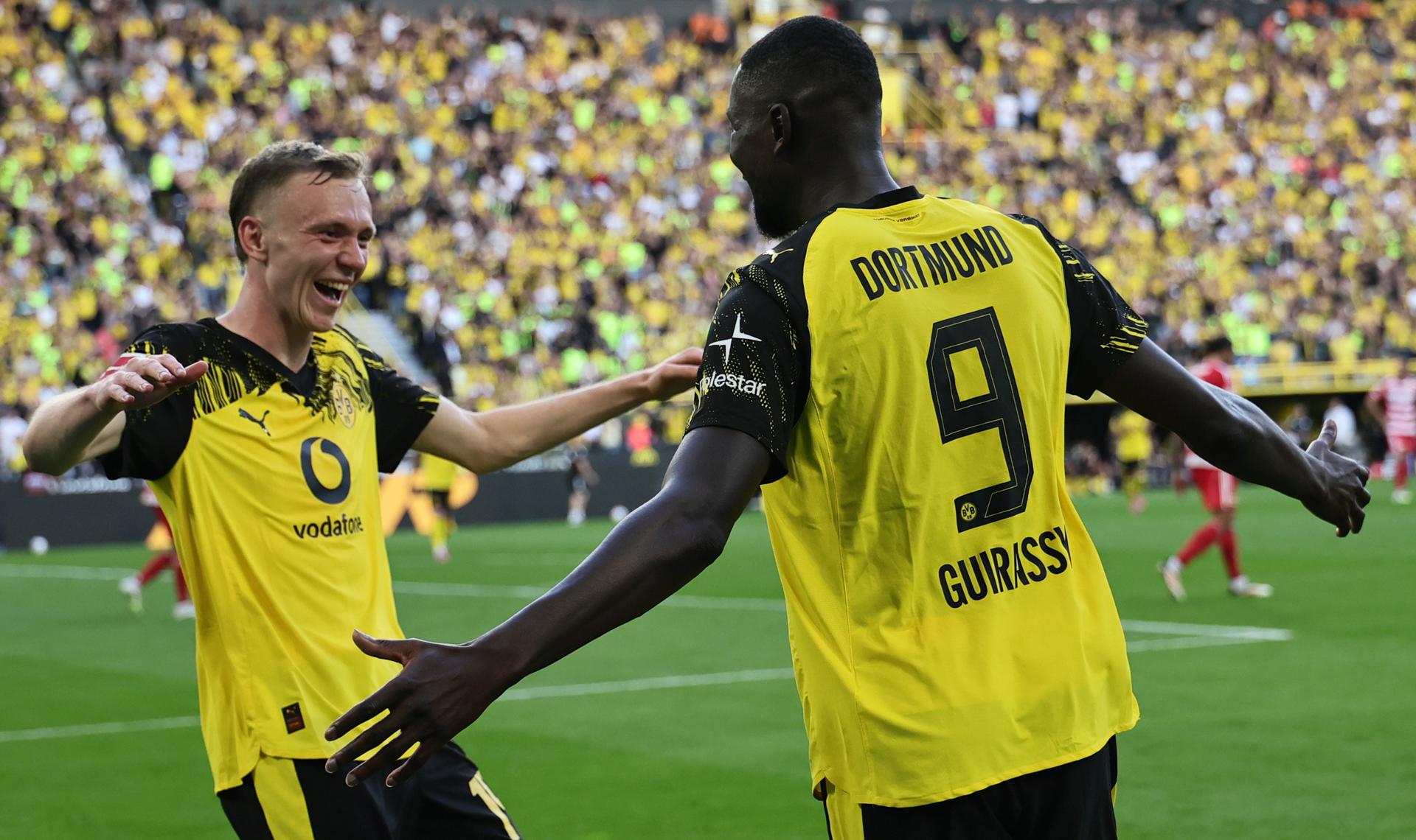 El jugador del Dortmund Serhou Guirassy (d) celebra el 2-0 durante el partido de la Bundesliga que han jugado Borussia Dortmund y 1. FC Union Berlin en Dortmund, Alemania. EFE/EPA/RONALD WITTEK