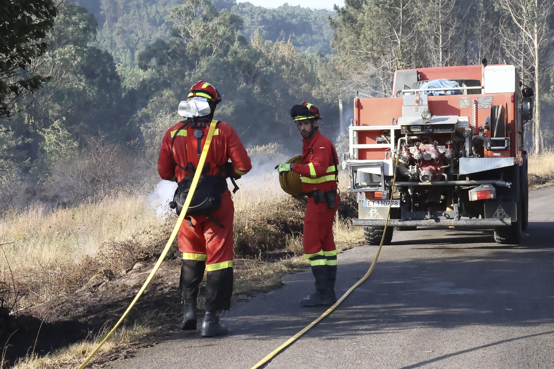 Efectivos de la UME trabajan para extinguir el incendio forestal en Corme aldea, en el ayuntamiento de Ponteceso este miércoles. La Xunta pidió la intervención de la Unidad Militar de Emergencias (UME), que también participa en las labores de extinción en Corme Aldea. En esta parroquia de Ponteceso, donde el fuego se inició sobre las 14:12 horas del martes y afecta a unas 60 hectáreas, también se ha decretado la Situación 2 y se procedió a la evacuación de algunos vecinos.-EFE/ Moncho Fuentes